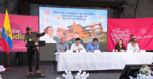 Petro entrega sede de la UIS en Málaga, Santander