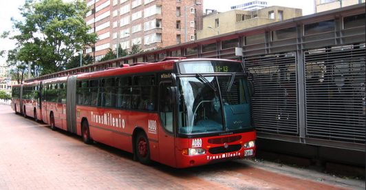 bus de transmilenio en estación del sistema