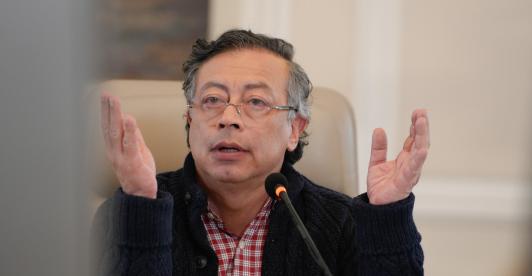 Sus bancadas pusieron en peligro la economía nacional: Petro a Uribe