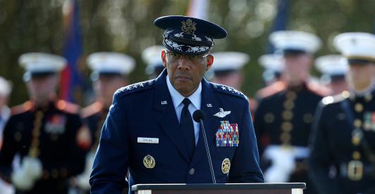 Charles Q. Brown Jr. alerta por politización militar en EE. UU.