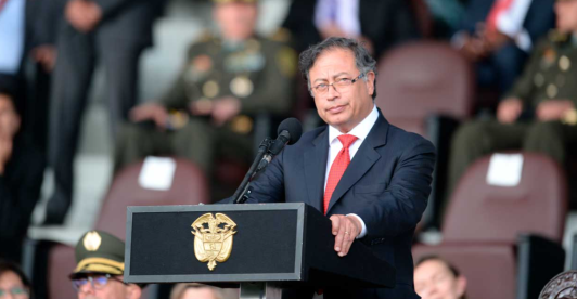 foto del presidente Gustavo Petro en atril