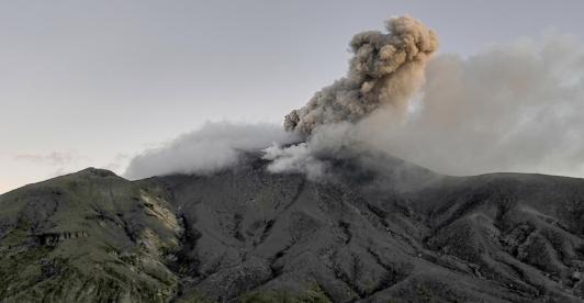 El volcán Puracé no da tregua: 472 sismos y caída de ceniza mantienen la alerta Naranja