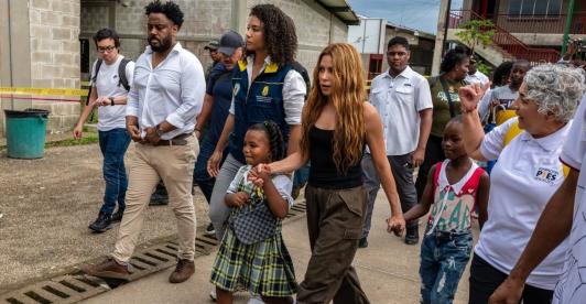 Shakira llegó a Quibdó para apoyar la reconstrucción de infraestructura educativa en Chocó. Equipo de Shakira