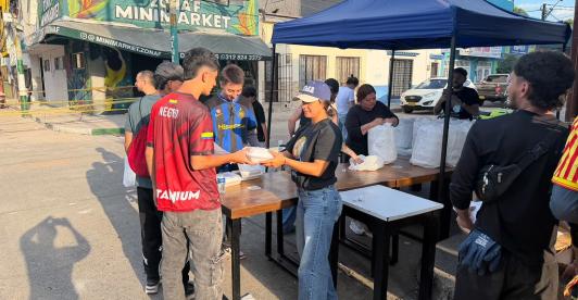 Entrega de comida a vecinos en Barrio Providencia, Pereira.