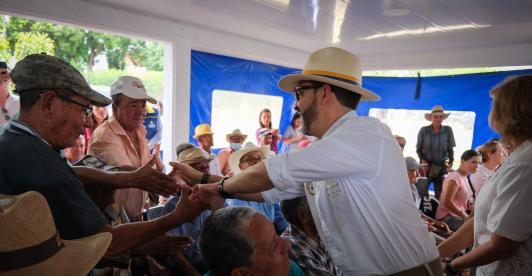 El presidente Abelardo de la Espriella destina su primer salario a dos hogares que cuidan a personas mayores