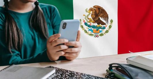 México apaga los celulares en las escuelas con una histórica medida que arranca en noviembre