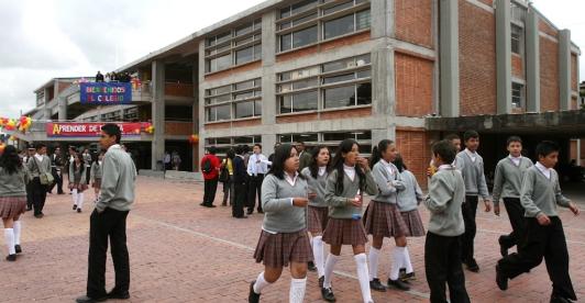 Ni en clase ni en el recreo: Bogotá alista restricciones al celular y dispositivos tecnológicos en colegios públicos