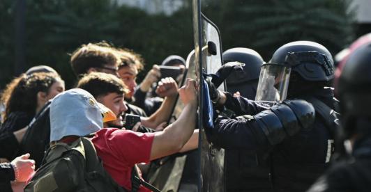 Protestas en Francia: autoridades niegan que la policía tenga órdenes de enfrentarse a estudiantes.