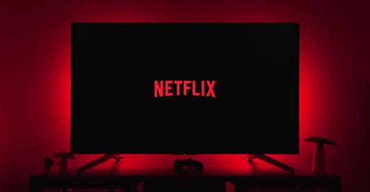 Caen acciones de Netflix en Wall Street por visualizaciones de usuarios