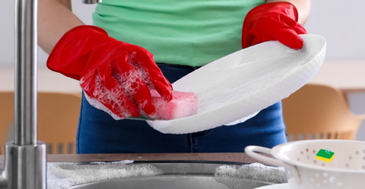 Airbnb prohíbe exigir a los huéspedes lavar los platos o sacar la basura antes de dejar el alojamiento