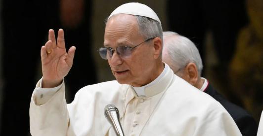 El papa León XIV evoluciona favorablemente tras cirugía; su visita por Suramérica se mantiene.