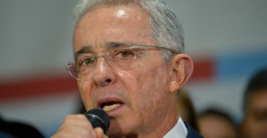 Alvaro_uribe_suspenden.jpg