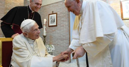 Benedicto-XVI-y-el-papa-Francisco.jpg