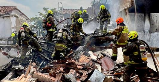 Bomberos-atienden-choque-de-avioneta-en-Medellin.jpg