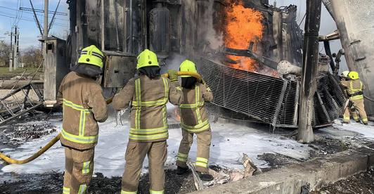 Bomberos-atienden-incendio-en-infraestructura-electrica-en-Ucrania.jpg