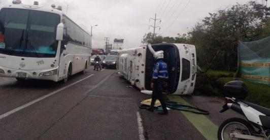 Bus-en-la-autopista.jpg