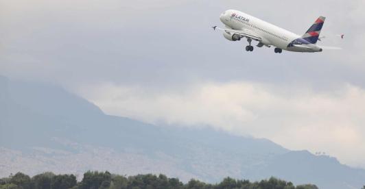 Cancelacion-de-vuelos-en-el-mundo-por-variante-omicron-Foto-Colprensa.jpg