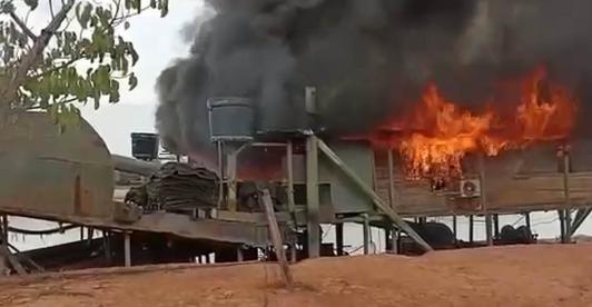 Destruccion-de-dragas-en-el-marco-del-paro-minero.jpg
