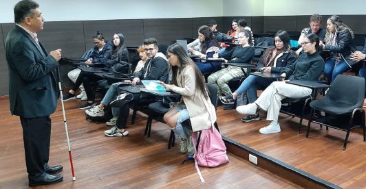 Dia-del-Maestro_-profesor-universitario-ciego-ensena-derecho.jpg