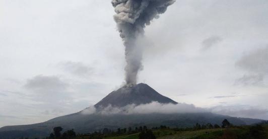 Erupsion-volcan-Indonesia.jpg