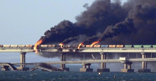 Explosion-destruye-parte-del-puente-de-Crimea.jpg
