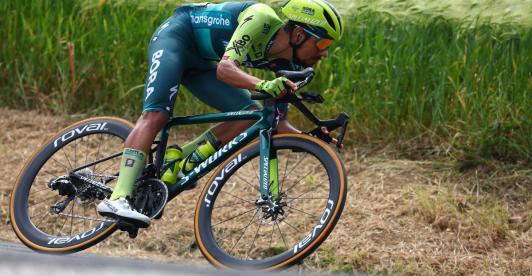 Giro-de-Italia-2024-dos-colombianos-entre-los-primeros-10-puestos-tras-12-etapas-Daniel-Felipe-Martinez-Bora.jpg