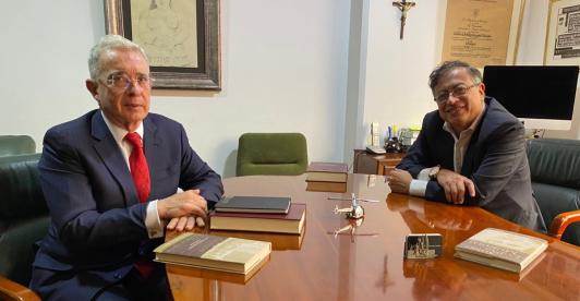 Gustavo-Petro-y-Alvaro-Uribe.jpg