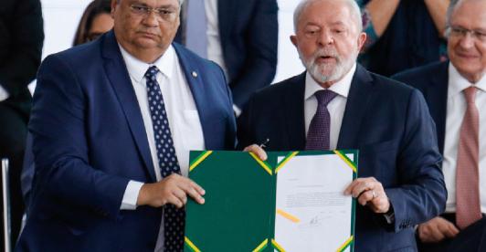 Lula-da-Silva-firmo-decreto-que-limita-el-acceso-a-armas-en-Brasil.jpg