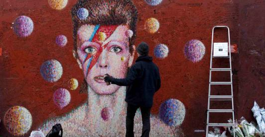 Mural-homenaje-a-David-Bowie-AFP.jpg