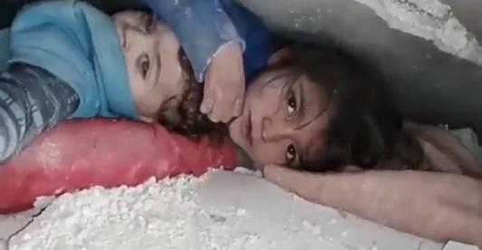 Ninos-rescatados-terremoto-Turquia-Siria.jpg