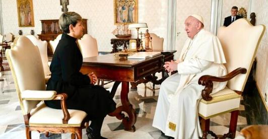 Papa-Francisco-junto-a-la-primera-dama-Veronica-Alcocer.jpg