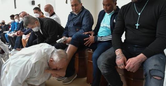 Papa-francisco-lava-pies-de-presos-foto-Colprensa.jpg
