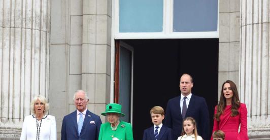 Reina-Isabel-en-el-balcon-foto-AFP.jpg