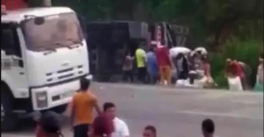 Saquearon-tractomula-cargada-de-maiz-que-sufrio-accidente-en-Magdalena.jpg
