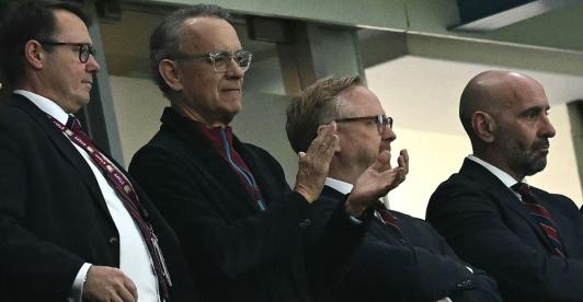 Tom-Hanks-en-Villa-Park-Aston-Villa-Jhon-Jader-Duran.jpg