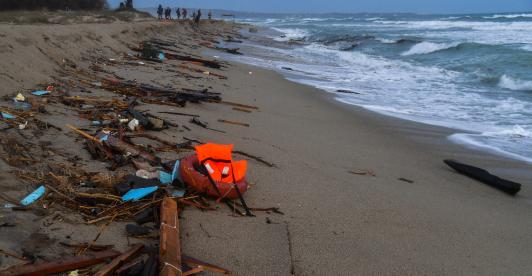 Unos-60-migrantes-murieron-en-naufragio-cerca-de-la-costa-de-Italia.jpg