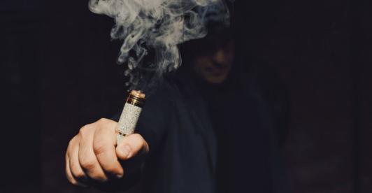 Vapeadores-ya-no-podran-ser-usados-en-espacios-cerrados-¿que-mas-dice-la-ley-recien-aprobada.jpg