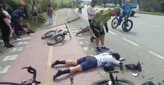 Vehiculo-arrollo-ciclistas-Antioquia-fugo.jpg