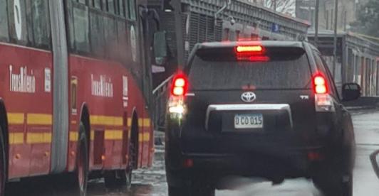 Vehiculo-de-la-Cancilleria-invade-carris-de-TransMilenio.jpg