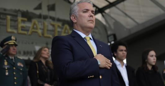duque-saciona-curules-de-paz.jpg
