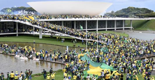 manifestantes-Bolsonaristas-invadieron-los-tres-poderes-en-Brasil.jpg
