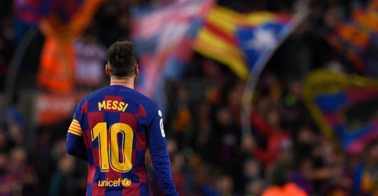 messi-banderas-hinchas-barcelona.jpg
