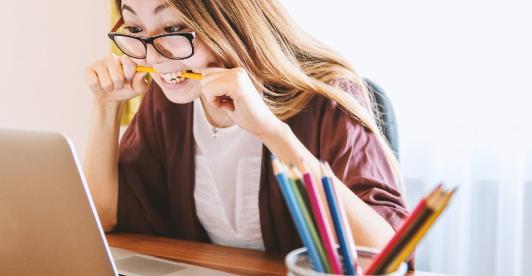 mujer-trabajando-computador.jpg