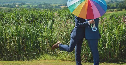 pareja-gay-sombrilla.jpg