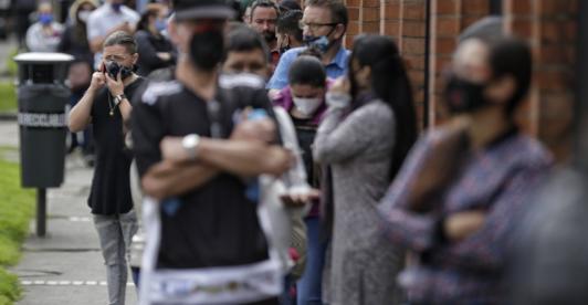 personas-fila-colombia.jpg