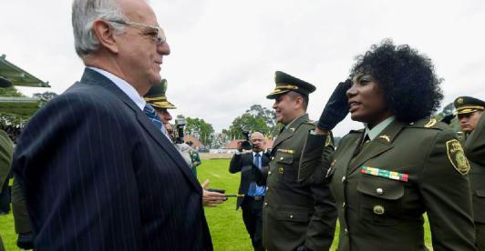 policia-afro-luce-su-cabello-natural.jpg