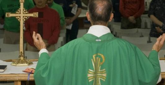 sacerdote-ira-a-la-carcel.jpg