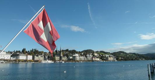 suiza-bandera-lago.jpg