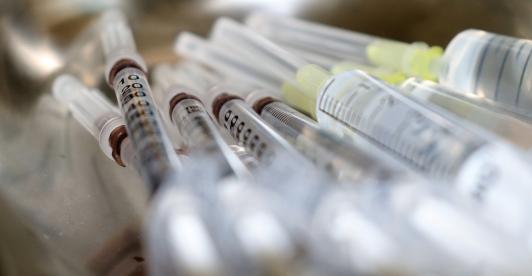 syringe-5057119_1920.jpg