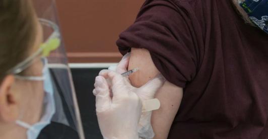 vacunacion-brazo.jpg